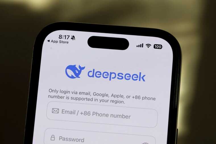    DeepSeek       iPhone